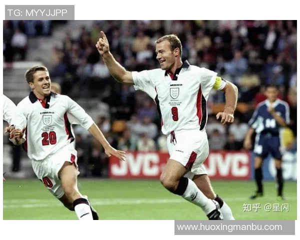 广场上踢足球的明星球员有哪些他们的精彩瞬间和故事分享